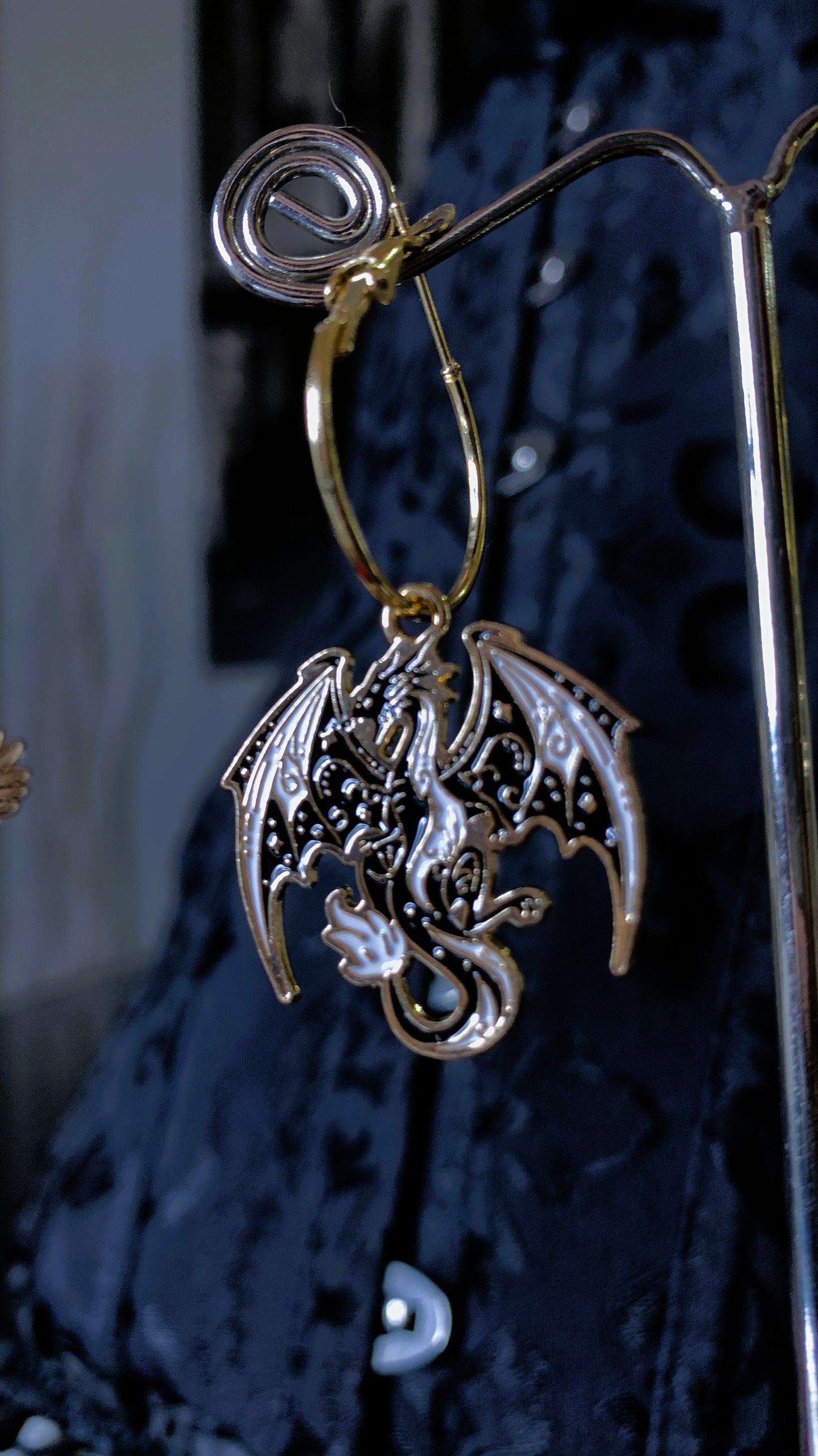 🐉 Pendiente “Golden Dragon” | Gothic Black & Gold Dragon Earring – Dark Anatomy Halloween Edition 🕸️ | 1:1 Limited Edition