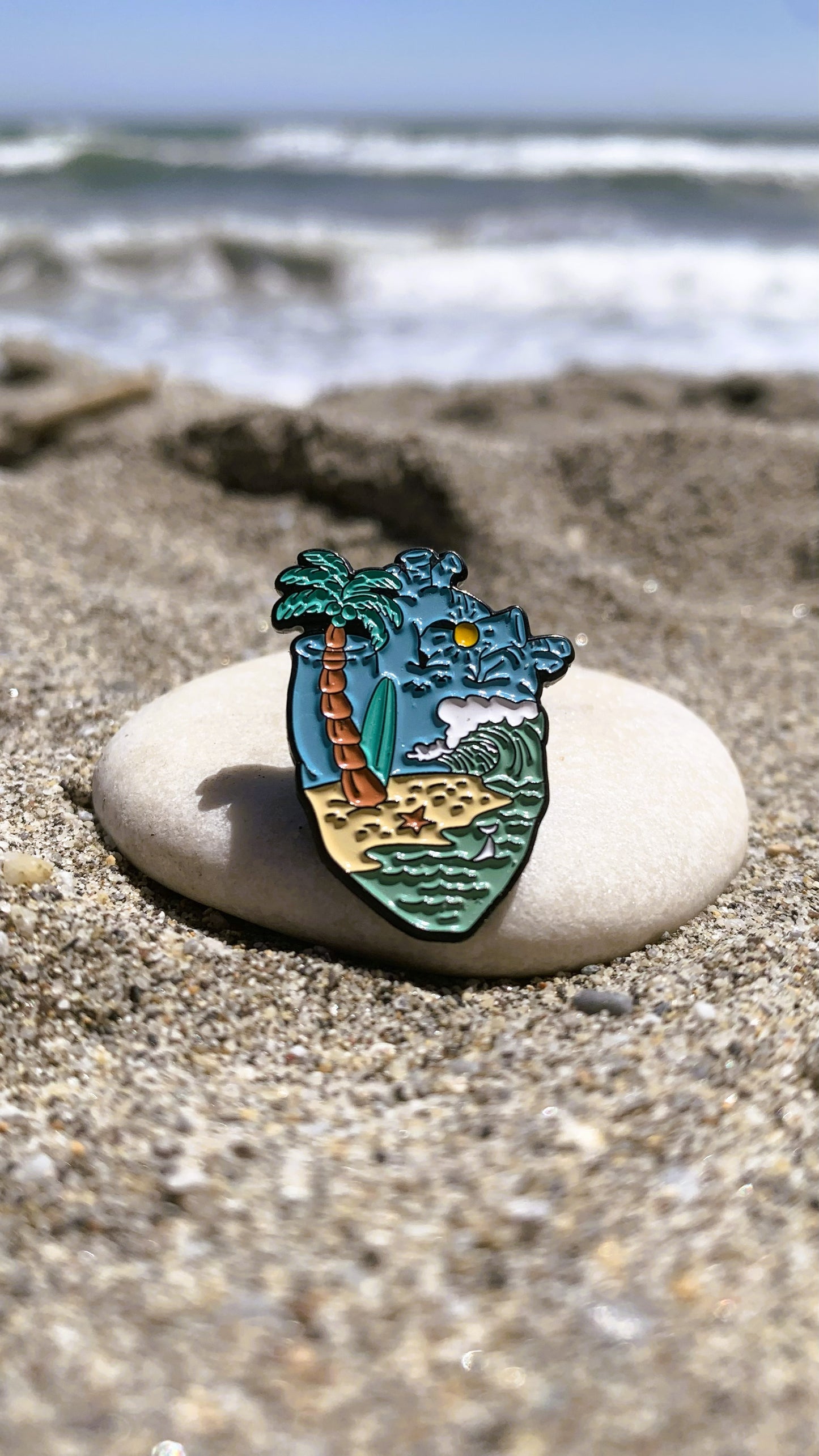 Set de Pins de Corazón Anatómico Oceánico (3 piezas) – Faro, Concha Marina & Playa Tropical | Regalo Único para Coleccionistas y Estudiantes de Medicina