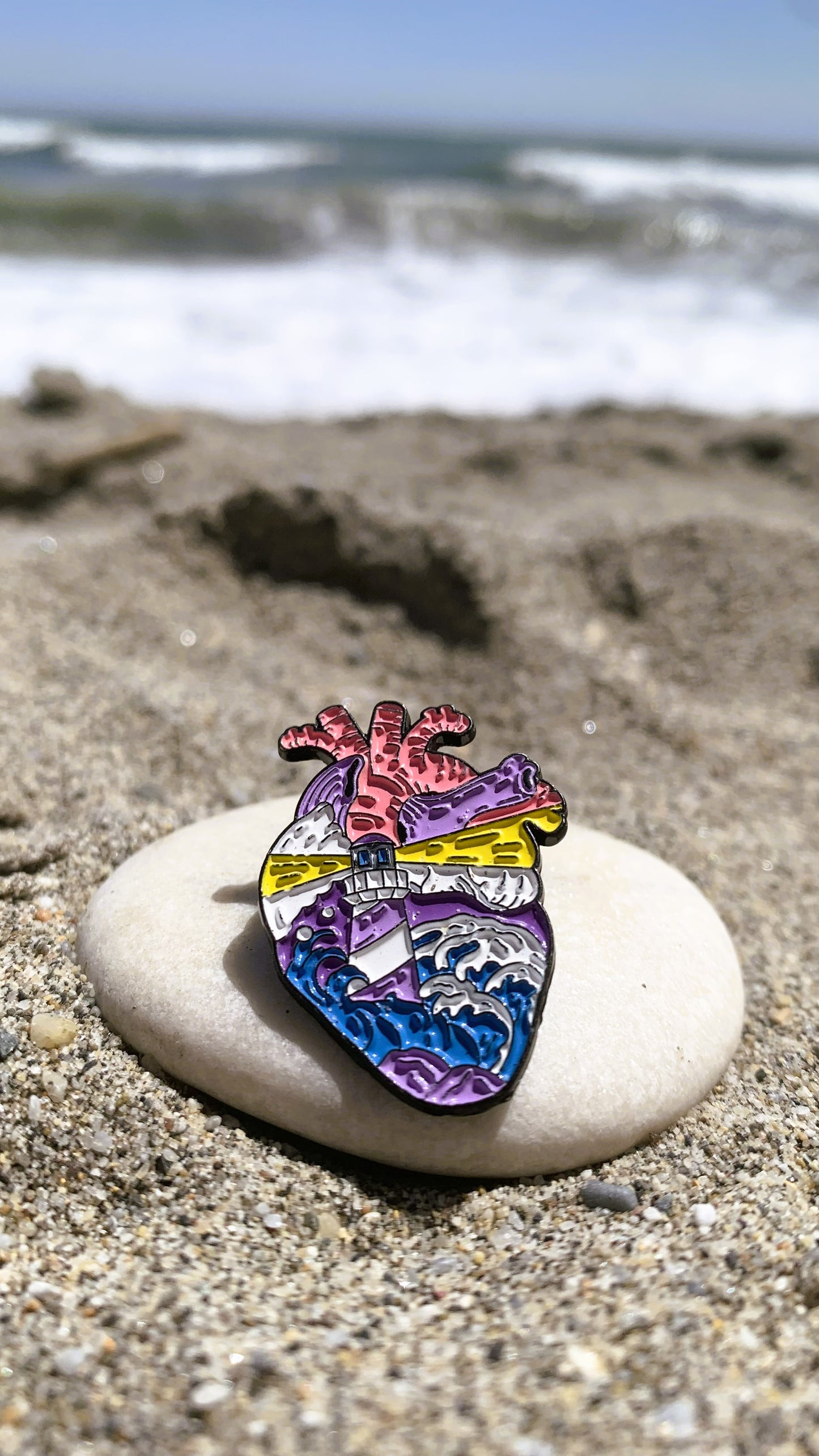 Set de Pins de Corazón Anatómico Oceánico (3 piezas) – Faro, Concha Marina & Playa Tropical | Regalo Único para Coleccionistas y Estudiantes de Medicina