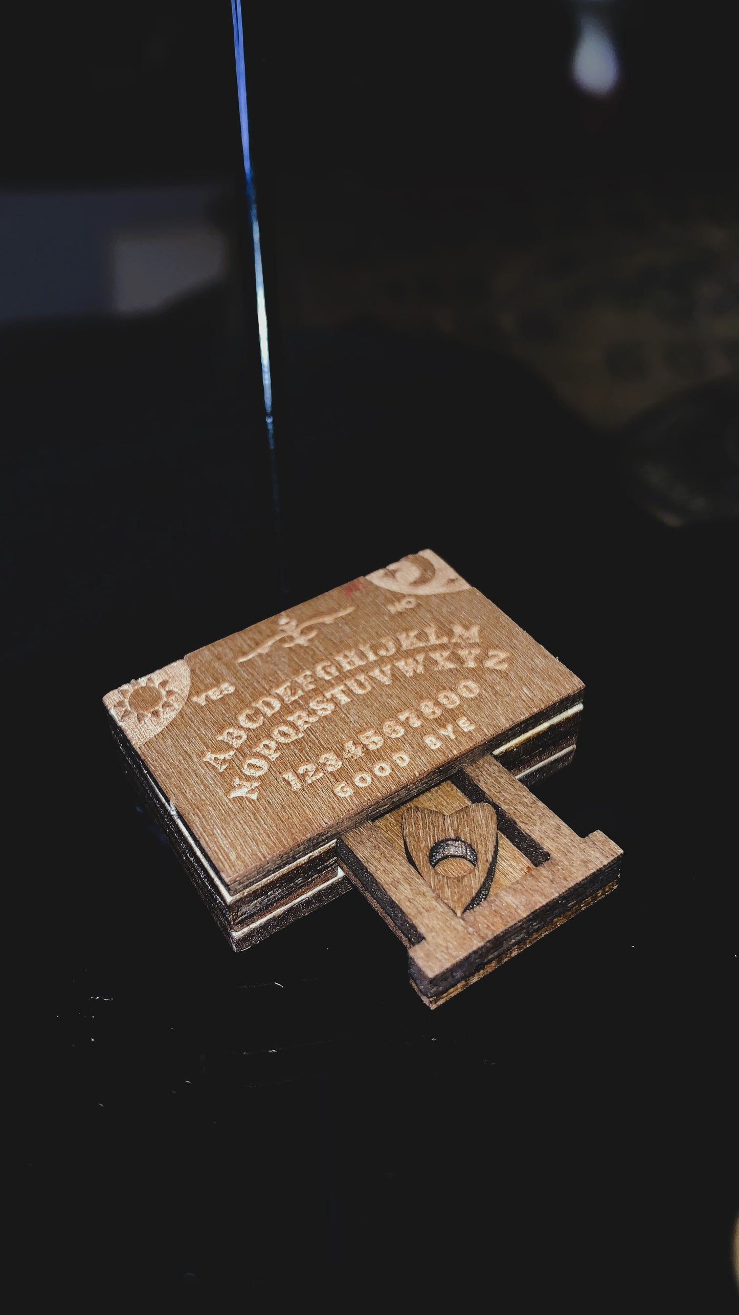 🔮 Set “Ouija Mystic Duo” | Mini Caja Decorativa Ouija + Pin Planchette Psicodélica 💫 | Edición Limitada 1:1