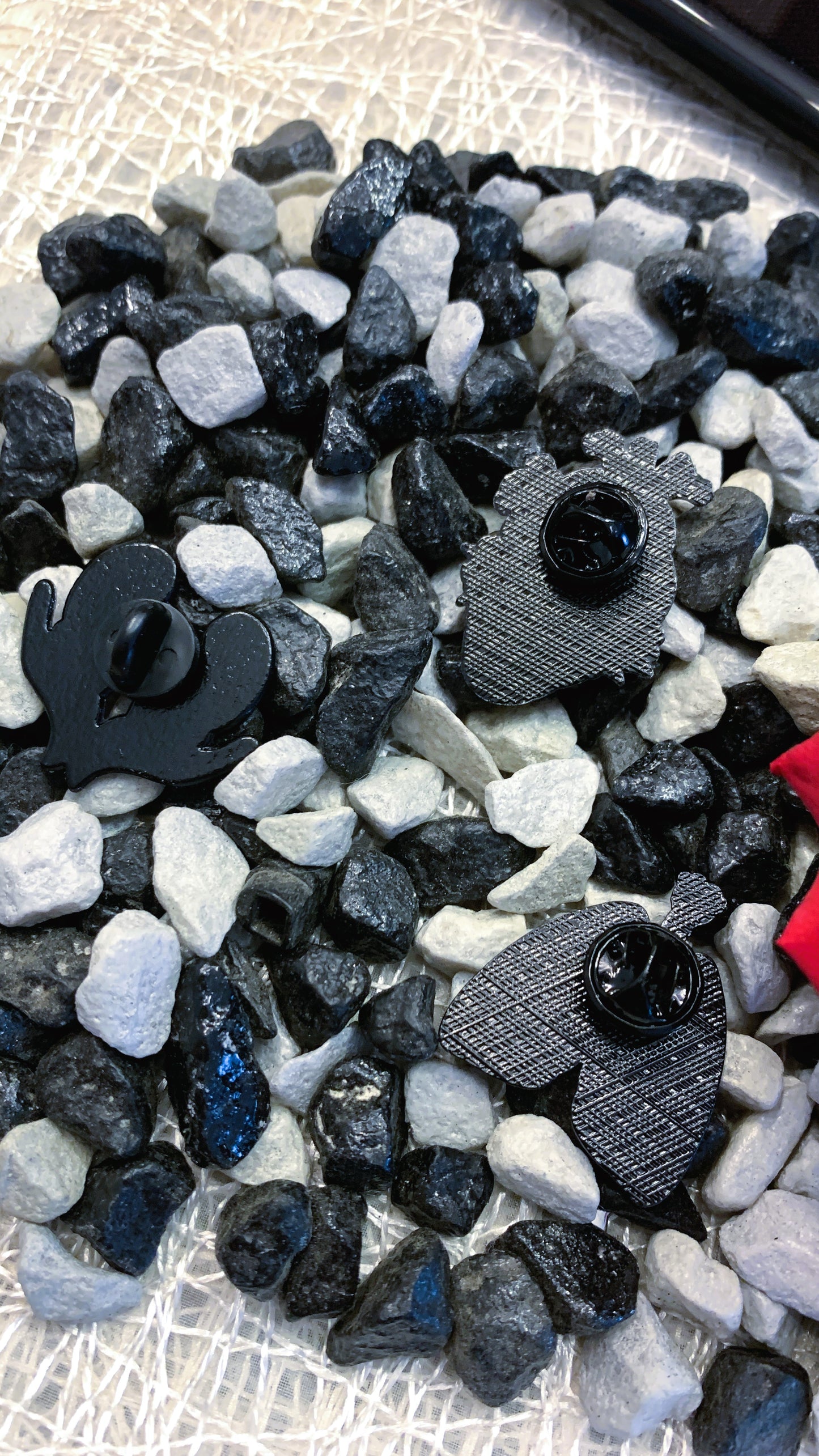 Set de Pins de Anatomía (3 piezas) – Riñones en Manos, Pulmones Arcoíris “Breathe” & Corazón con Ojos | Órganos Humanos para Médicos, Enfermeras y Estudiantes