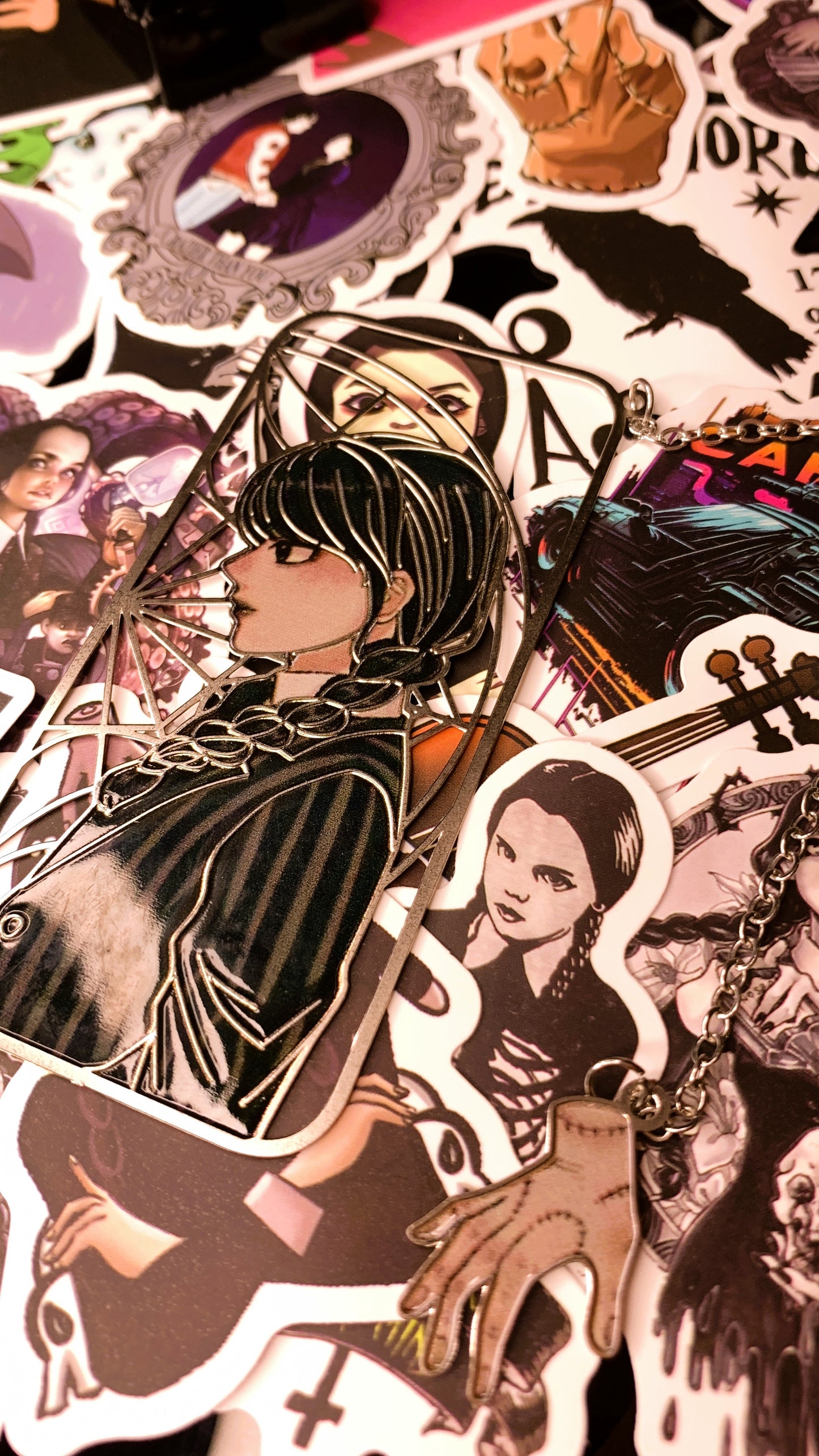 📖 Marcapáginas Metálico “Wednesday Noir” | Wednesday Gothic Metal Bookmark + Hand Charm 🕸️ | Dark Anatomy Halloween Edition | Limited 1:1