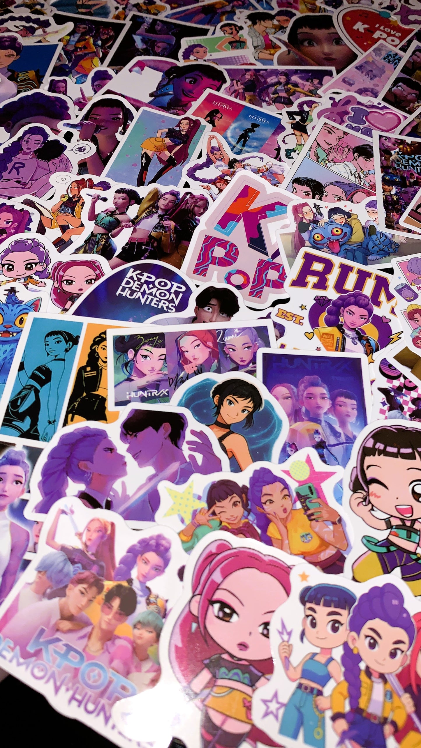 🎤 Pack 25 Stickers “K-Pop Demon Hunters” | K-Pop Movie Vinyl Sticker Set – Cute, Glossy & Collectible | Limited Fans Edition 💜