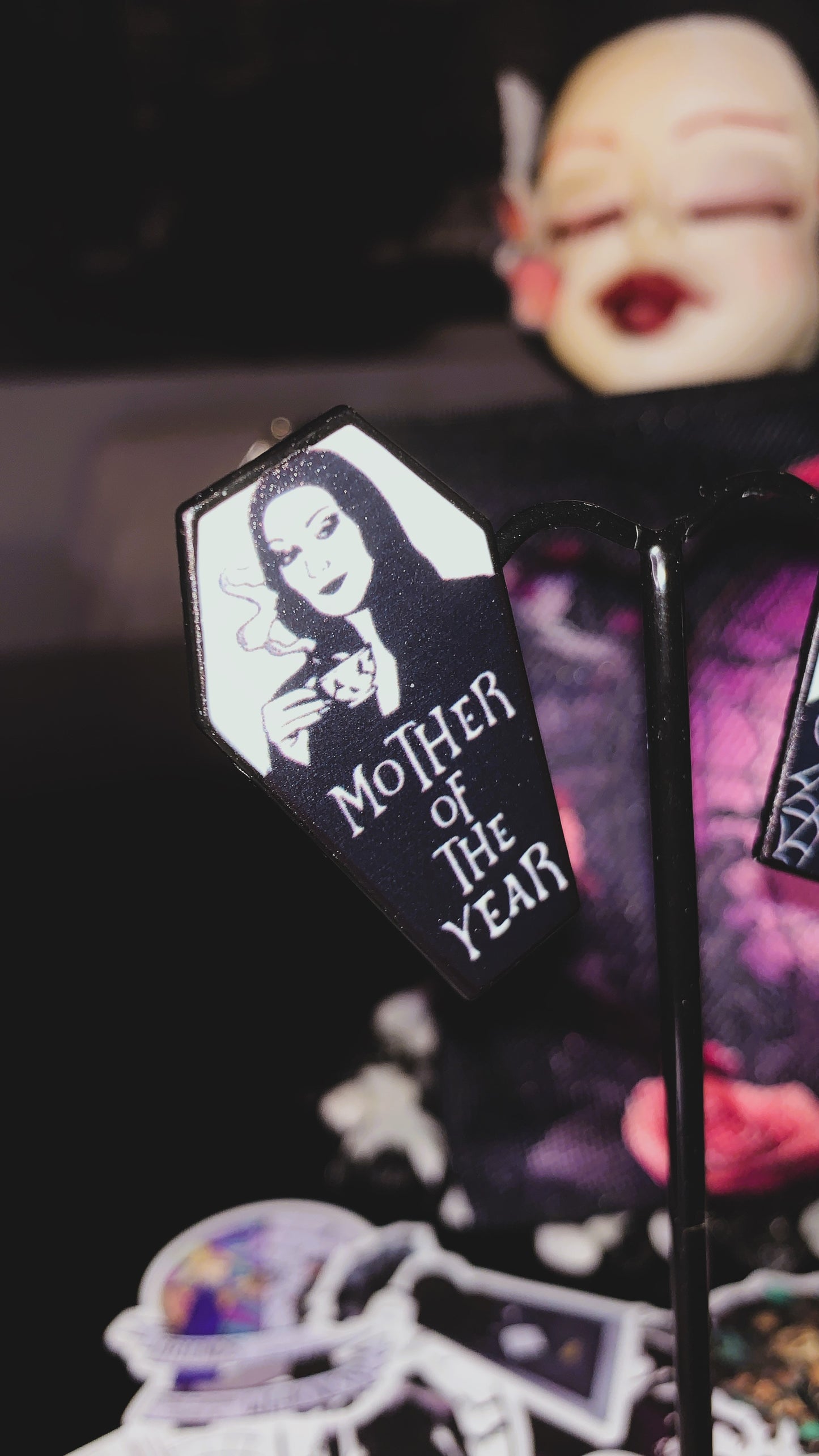 🕸️ Set “Wednesday Shadows” | 3 Gothic Enamel Pins – Morticia, Wednesday & Thing 🖤 | Dark Anatomy Halloween Edition | Limited 1:1