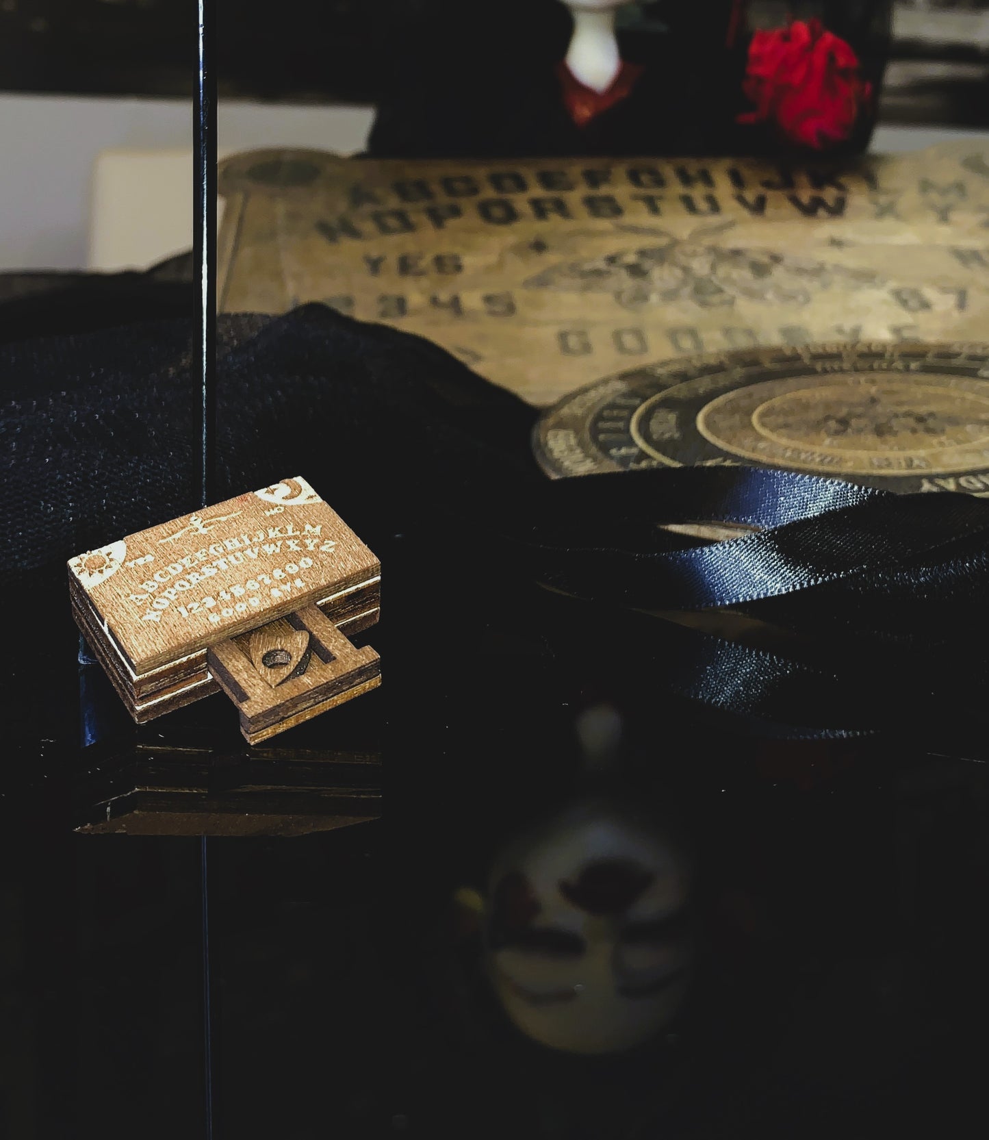 🔮 Set “Ouija Mystic Duo” | Mini Caja Decorativa Ouija + Pin Planchette Psicodélica 💫 | Edición Limitada 1:1