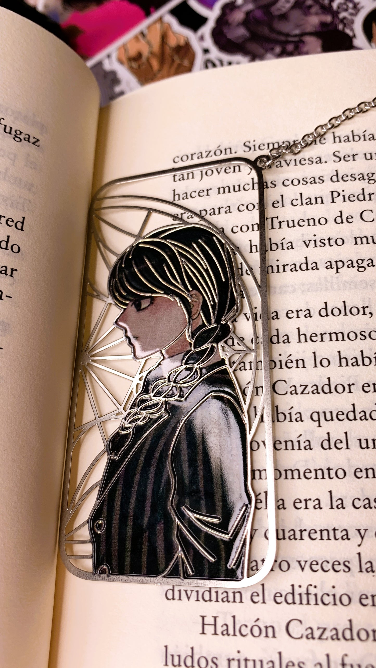 📖 Marcapáginas Metálico “Wednesday Noir” | Wednesday Gothic Metal Bookmark + Hand Charm 🕸️ | Dark Anatomy Halloween Edition | Limited 1:1