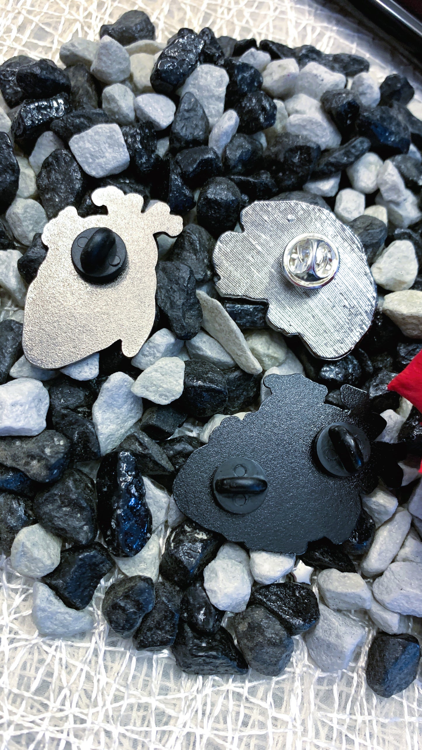 Set Maxi Pins Esmaltados (3 piezas) – Cerebro Anatómico, Corazón & Dragón Japonés | Pins Médicos & Estilo Gótico