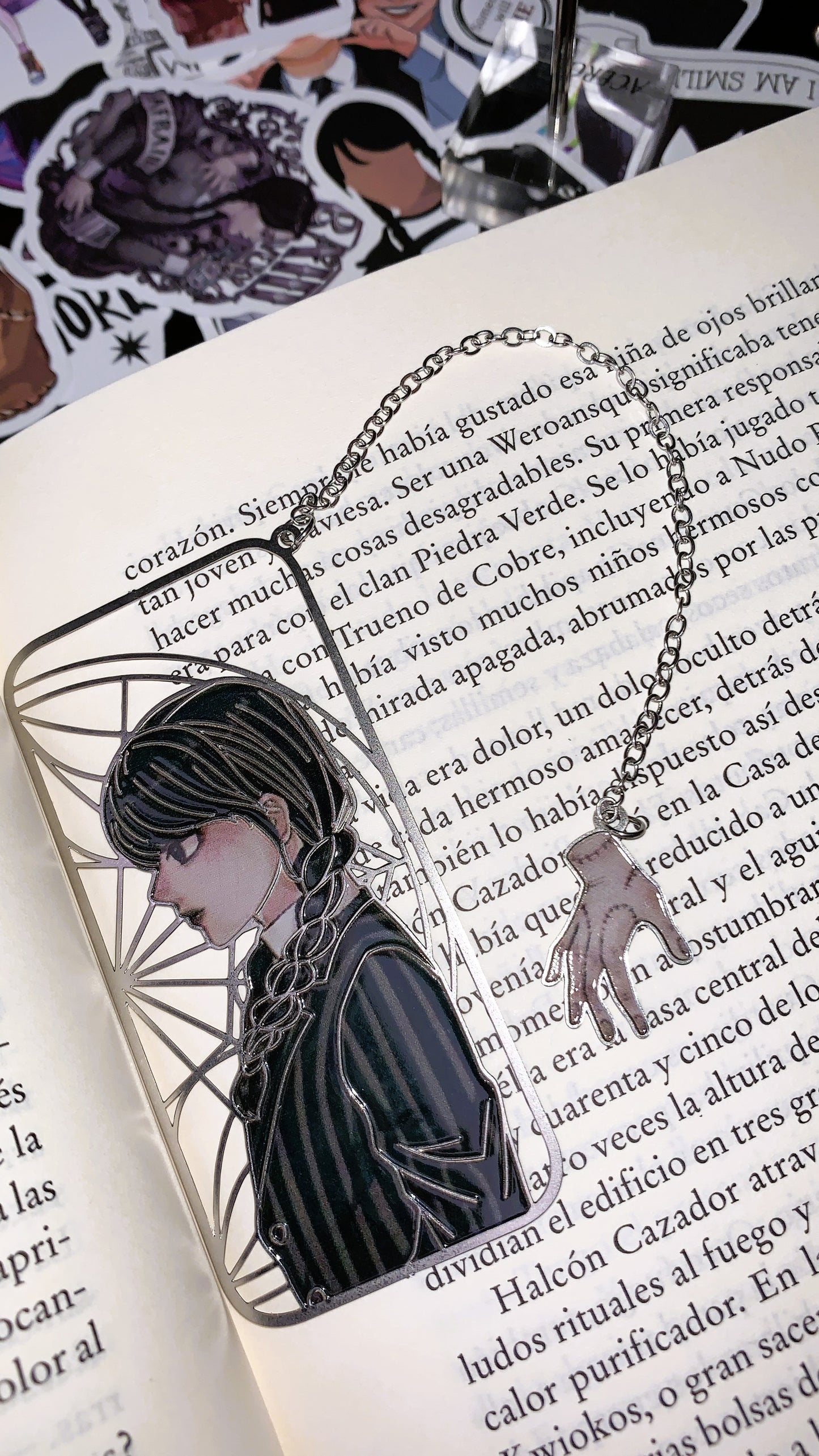 📖 Marcapáginas Metálico “Wednesday Noir” | Wednesday Gothic Metal Bookmark + Hand Charm 🕸️ | Dark Anatomy Halloween Edition | Limited 1:1