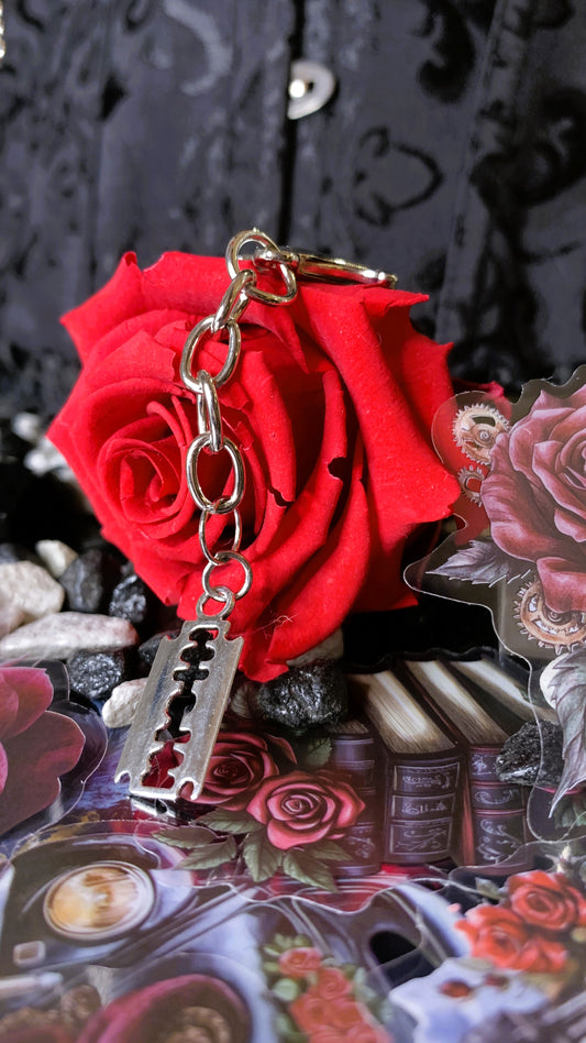 🪒 Llavero “Silver Blade” | Gothic Razor Keychain – Dark Anatomy Halloween Edition 🕸️ | 1:1 Limited Edition