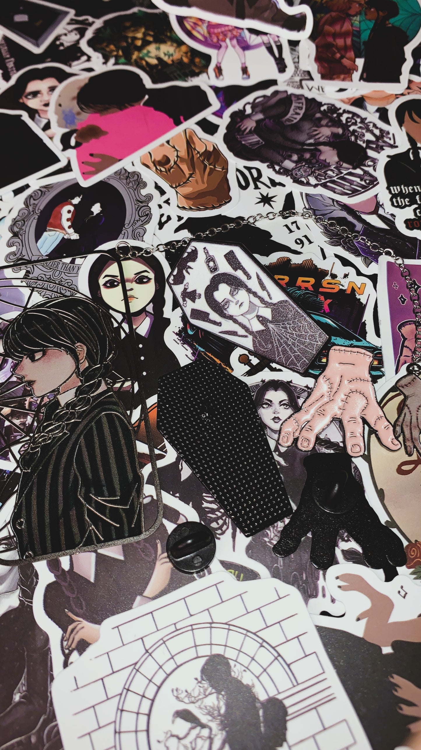 🕸️ Set “Wednesday Shadows” | 3 Gothic Enamel Pins – Morticia, Wednesday & Thing 🖤 | Dark Anatomy Halloween Edition | Limited 1:1