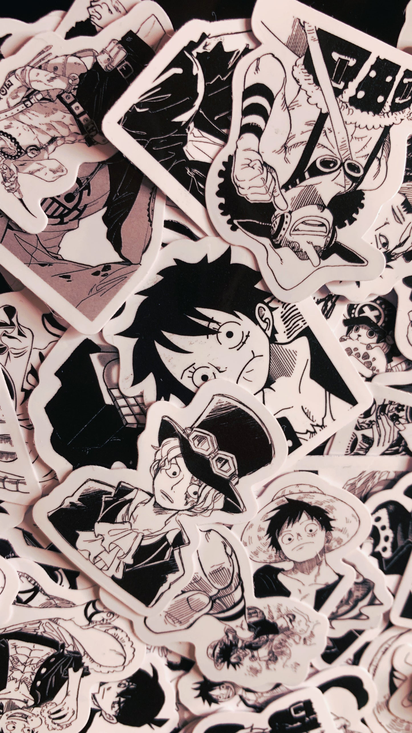 One Piece Sticker Pack (25 Stück) – Schwarz-Weiße Anime Sticker – Luffy, Zoro, Nami, Chopper, Ace, Brook und mehr | Geschenk für Manga-Fans