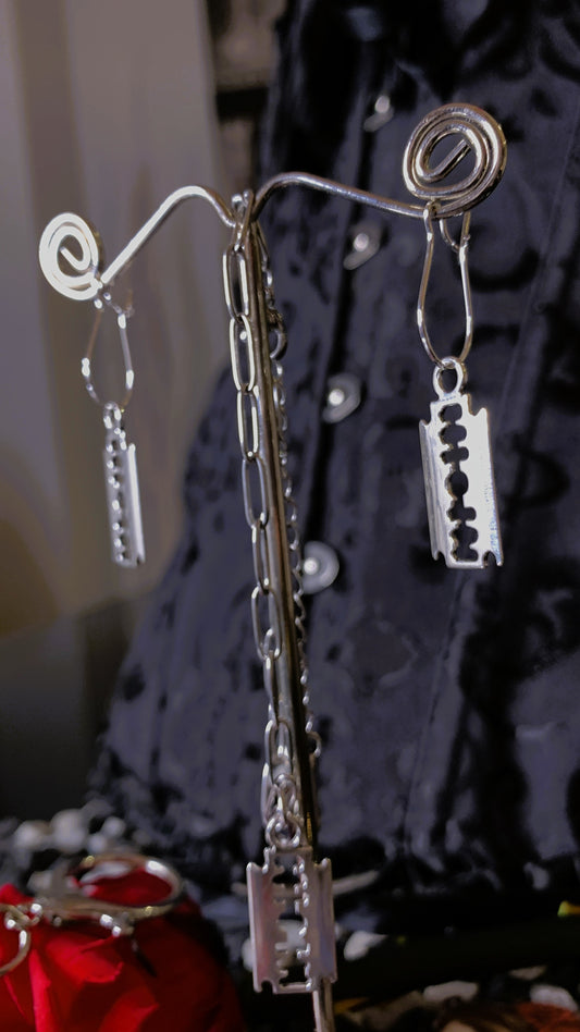 🩸 Pendientes “Silver Blade” | Gothic Razor Earrings – Dark Anatomy Halloween Edition 🕸️ | 1:1 Limited Edition