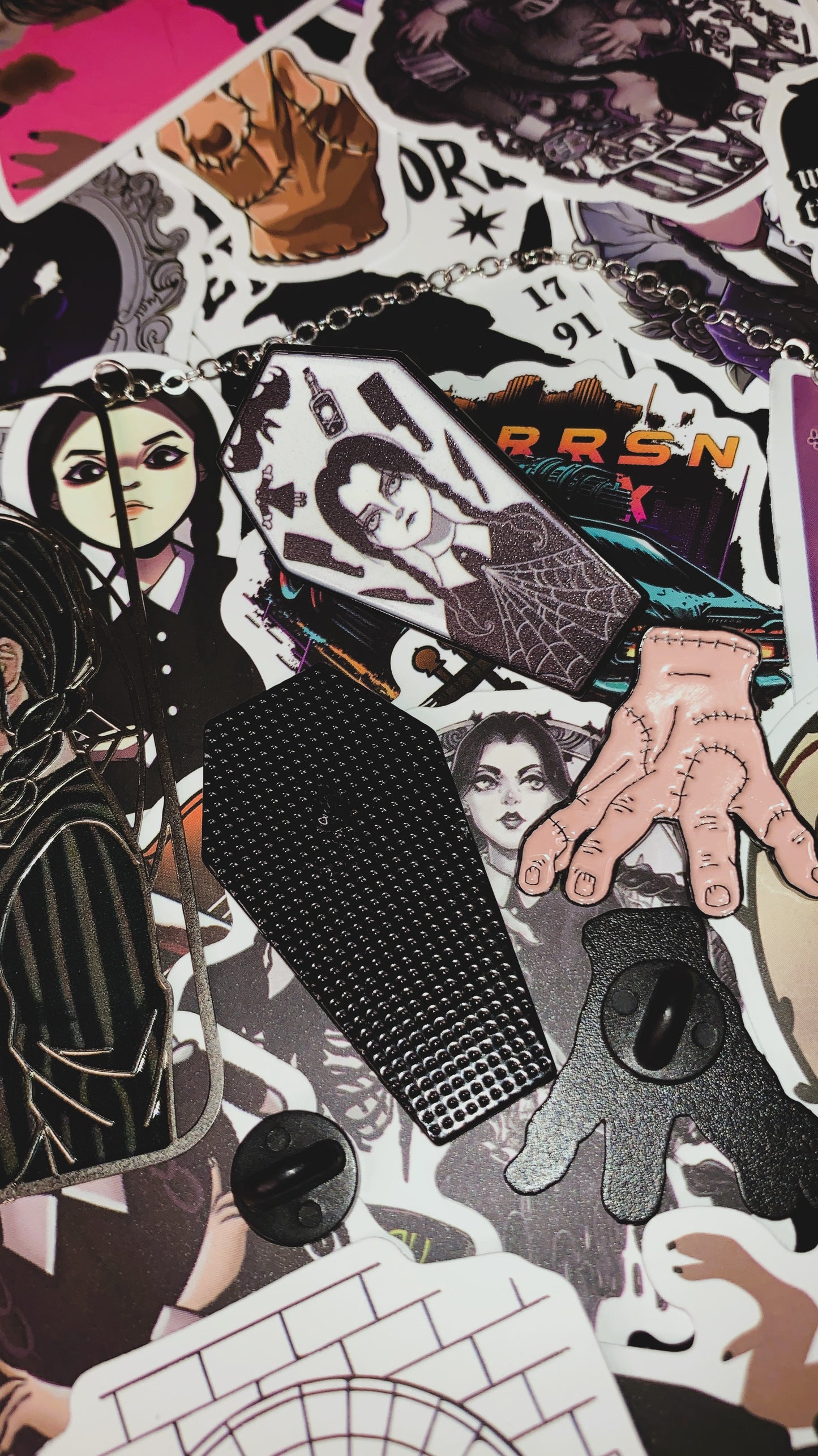 🕸️ Set “Wednesday Shadows” | 3 Gothic Enamel Pins – Morticia, Wednesday & Thing 🖤 | Dark Anatomy Halloween Edition | Limited 1:1