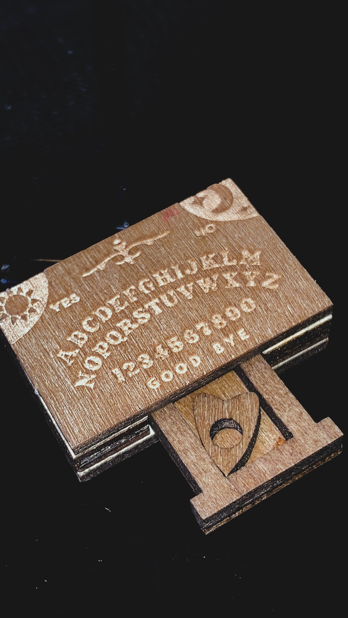 🔮 Set “Ouija Mystic Duo” | Mini Caja Decorativa Ouija + Pin Planchette Psicodélica 💫 | Edición Limitada 1:1