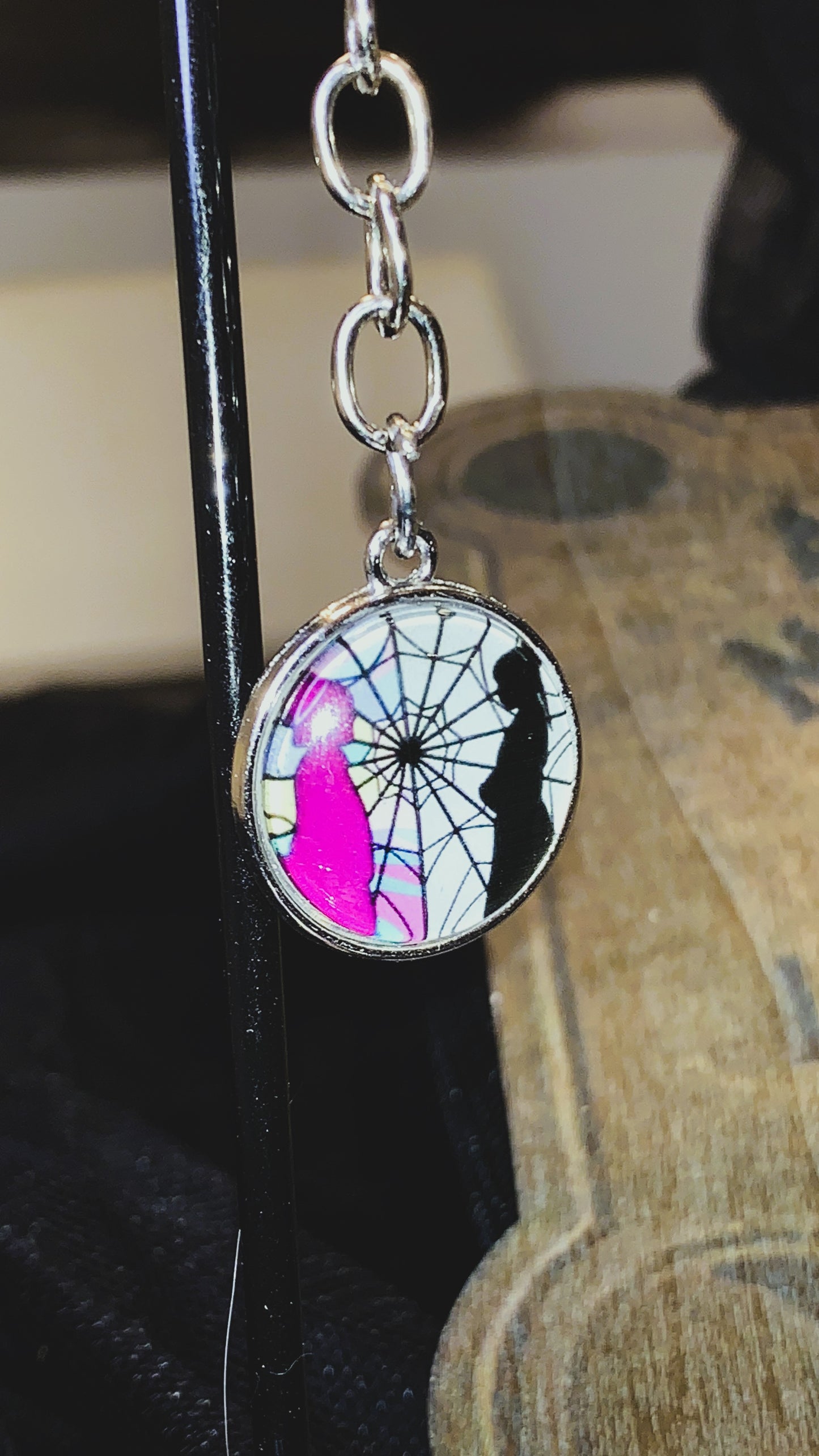 🕷️ Set “Wednesday Gothic Duo” | Pastillero con Espejo + Llavero Wednesday con Cadena Tornasol ⚜️ | Edición Limitada 1:1