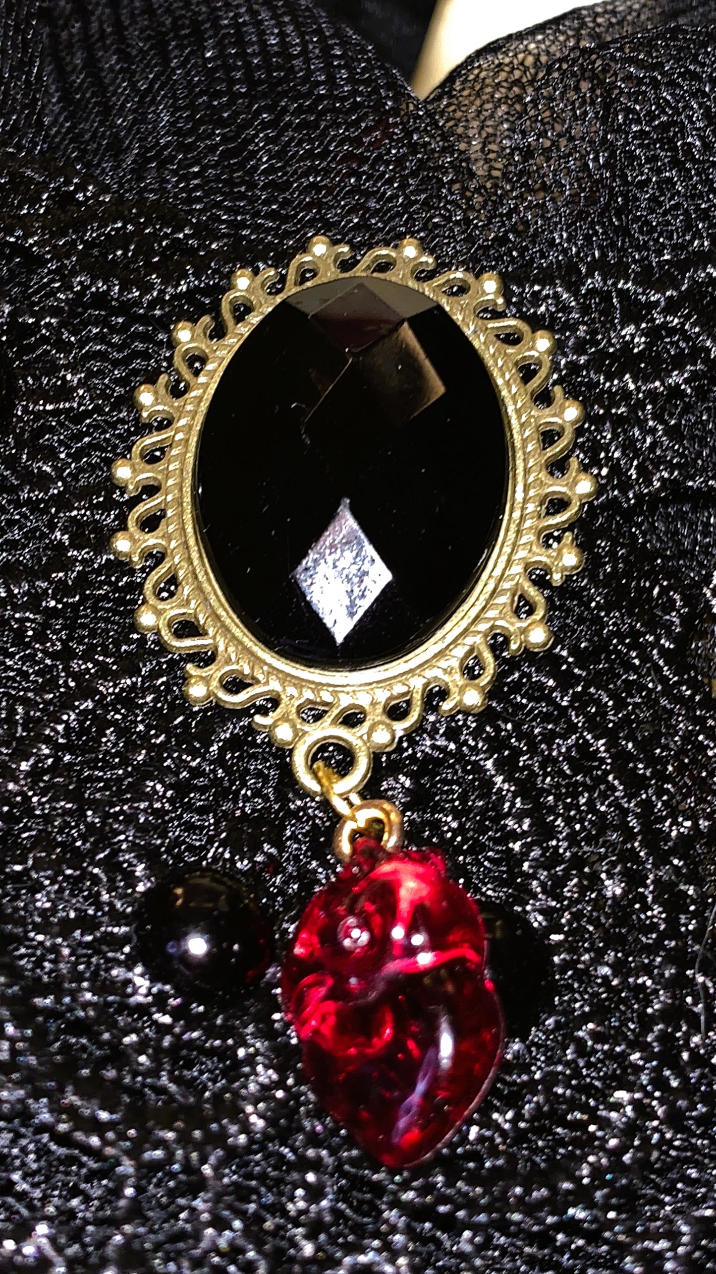 🖤 Choker “Dark Heart Elegance” | Gargantilla Gótica con Incrustación Negra y Corazón Anatómico Rojo 💀 | Edición Limitada 1:1