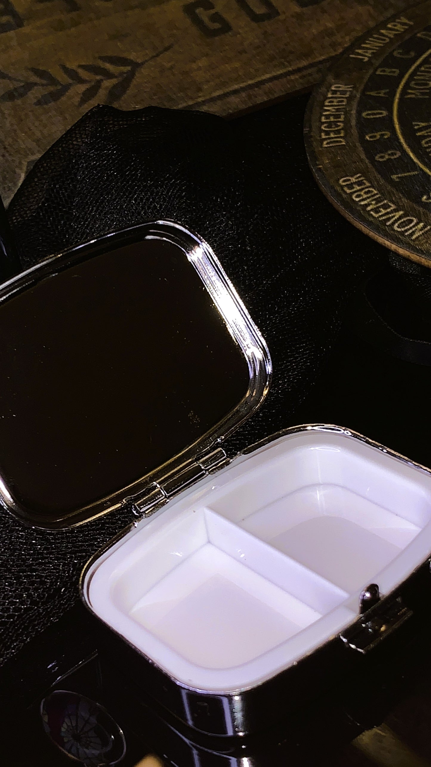 🖤 Pastillero “Wednesday Mirror Box” | Gothic Pill Case con Espejo Interno ✝️ | Edición Limitada 1:1