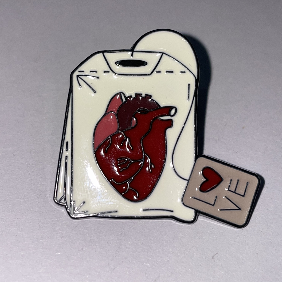 Pin Corazón “Love Delivery” de MedPins