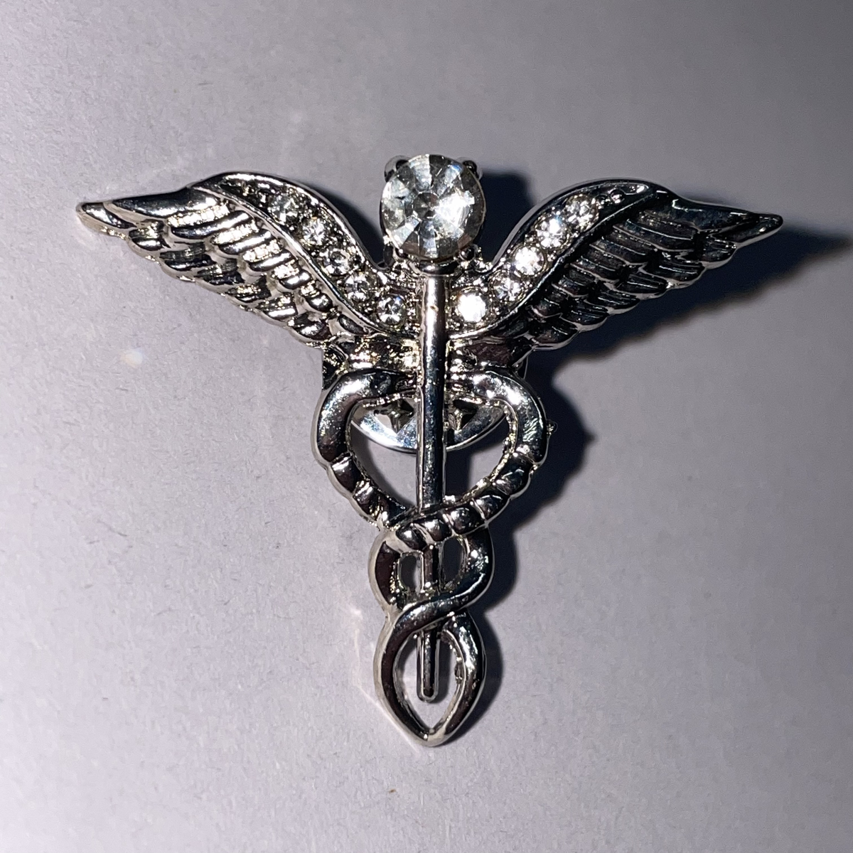 Pin Caduceo Alado Plateado de MedPins