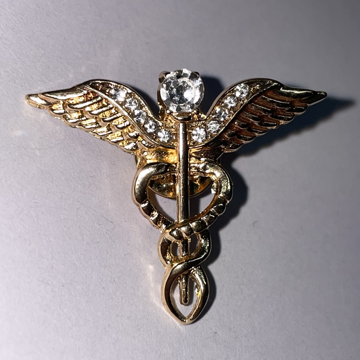 Pin Caduceo Alado Dorado de MedPins