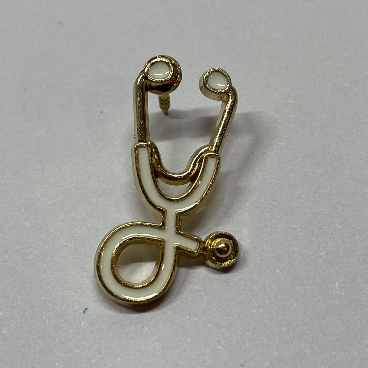 Pin Estetoscopio blanco dorado de MedPins