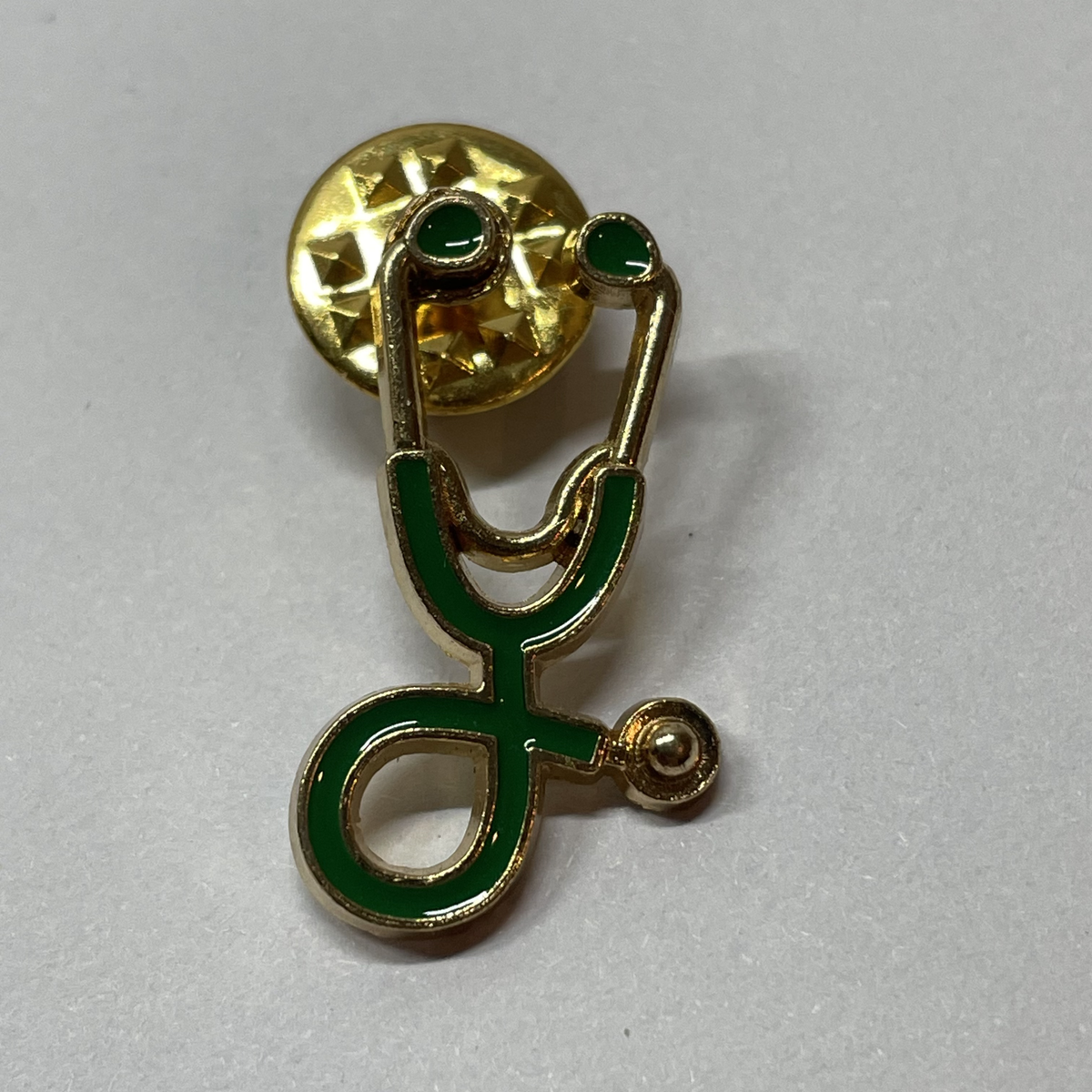 Pin Estetoscopio verde dorado de MedPins