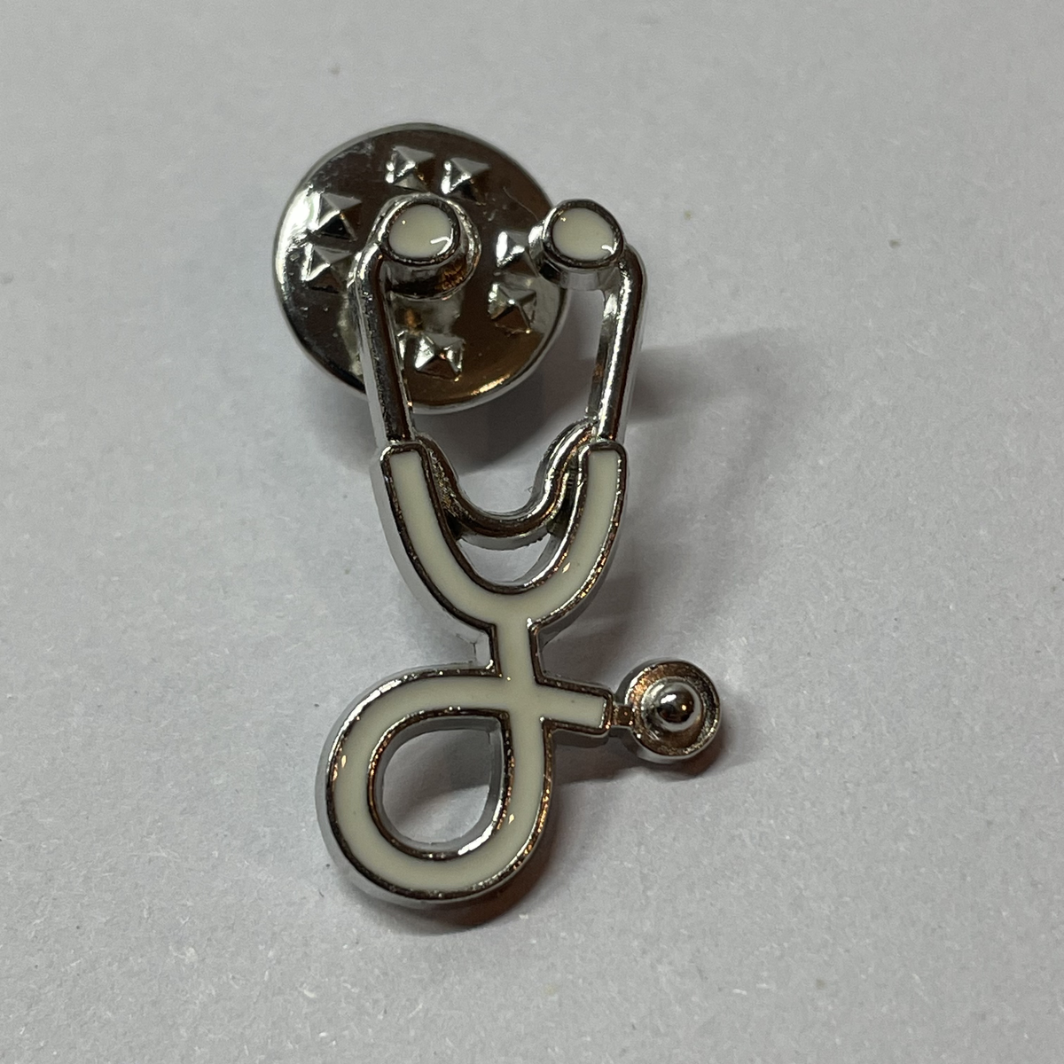 Pin Estetoscopio blanco plateado de MedPins