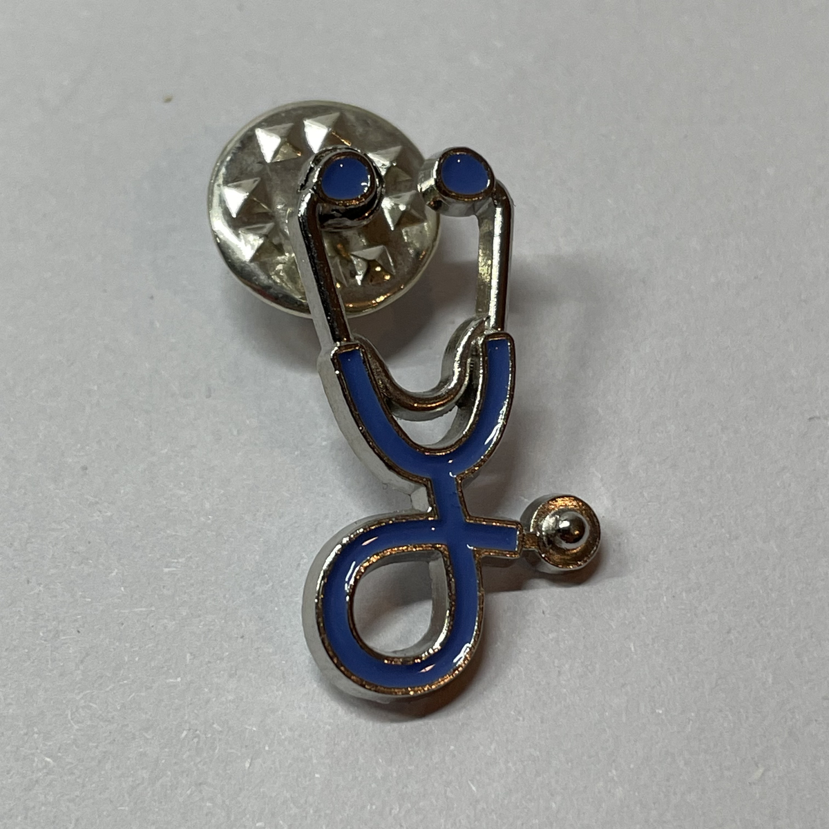 Pin Estetoscopio morado plateado de MedPins