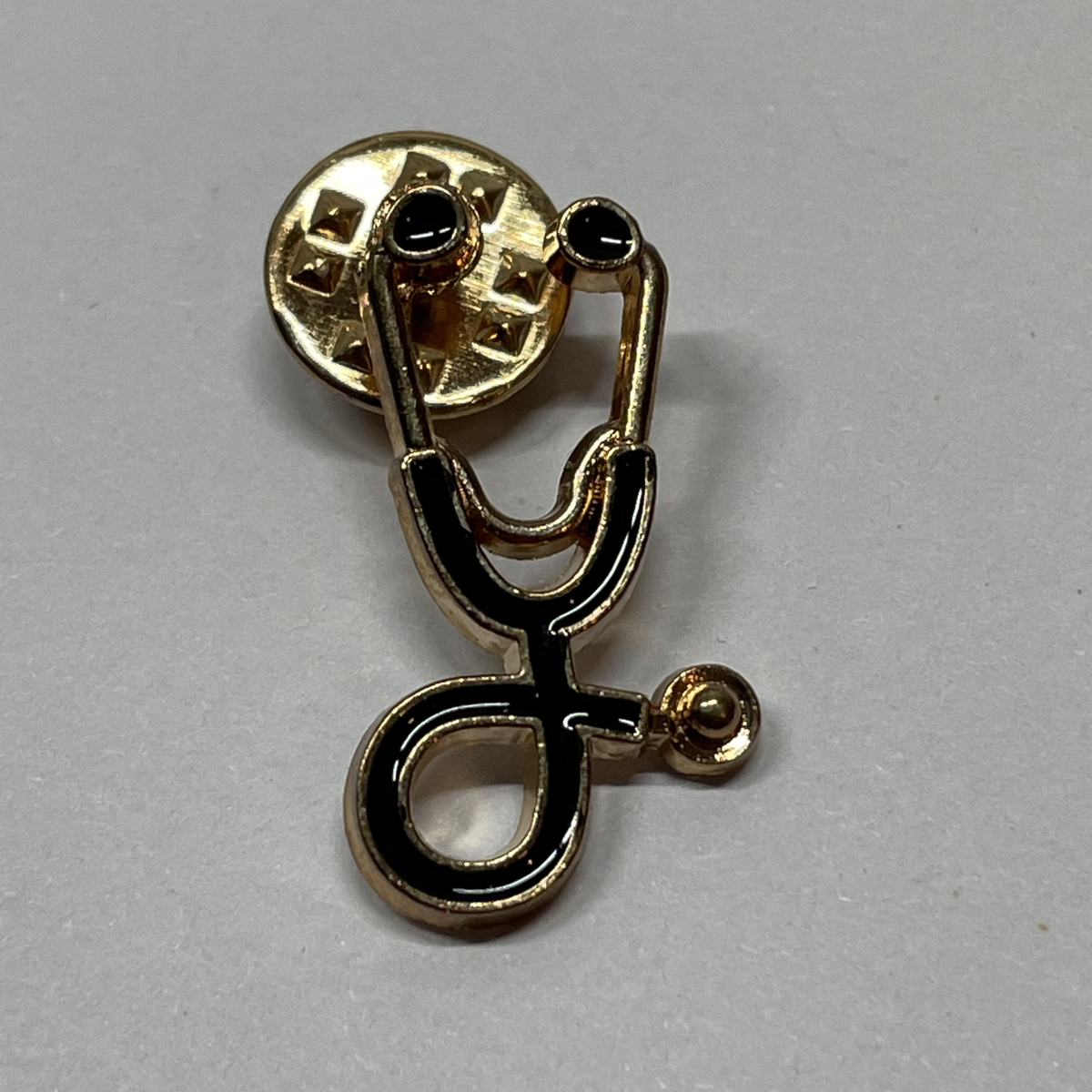 Pin Estetoscopio negro dorado de MedPins