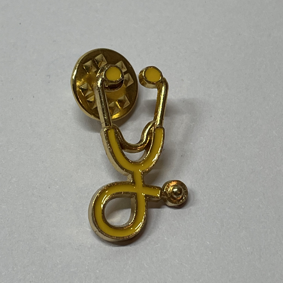 Pin Estetoscopio amarillo dorado de MedPins