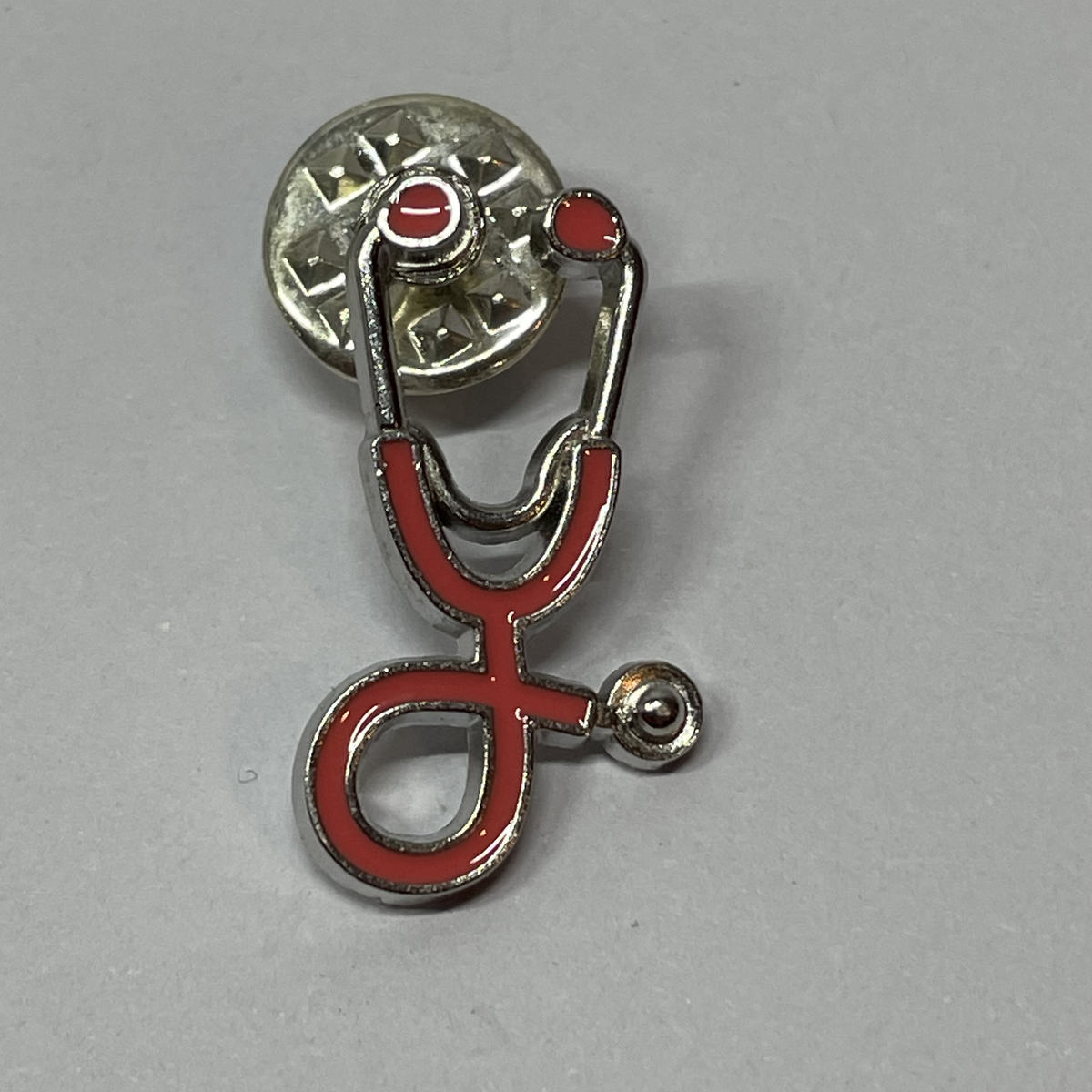Pin Estetoscopio rosa plateado de MedPins