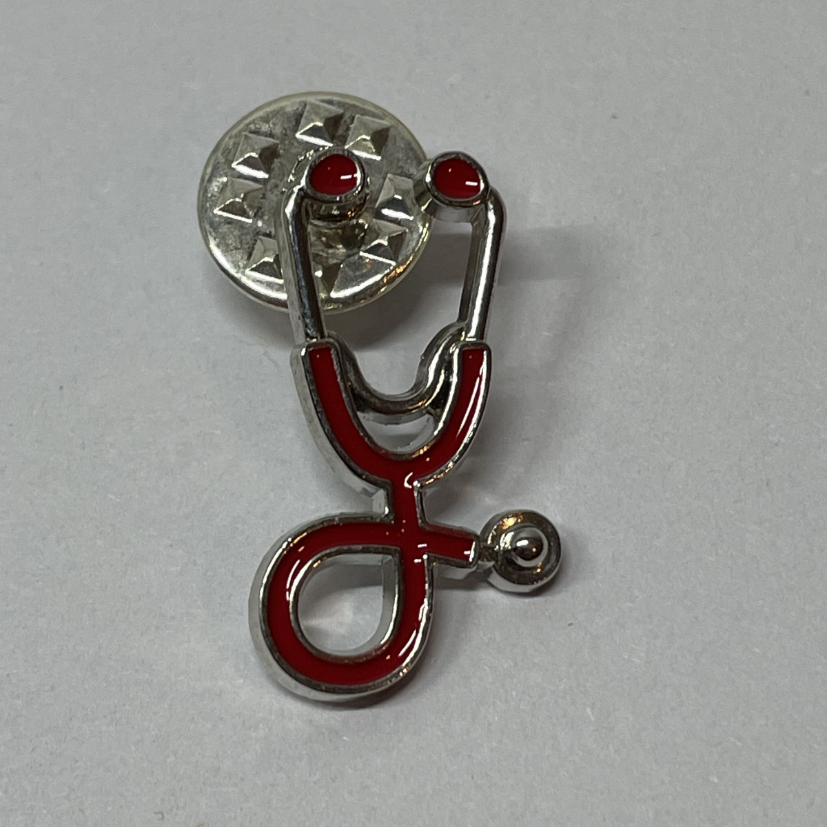Pin Estetoscopio rojo plateado de MedPins