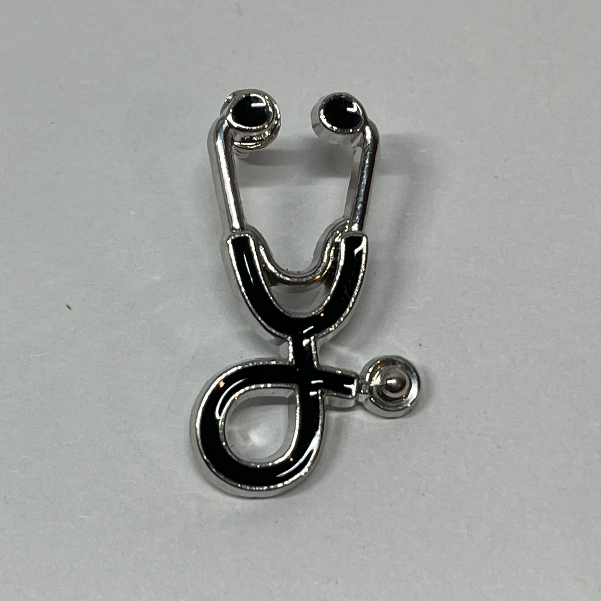 Pin Estetoscopio negro plateado de MedPins
