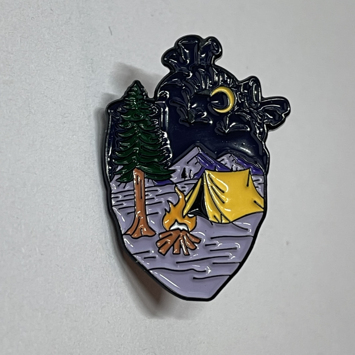 Pin Corazón Campamento Nocturno de MedPins