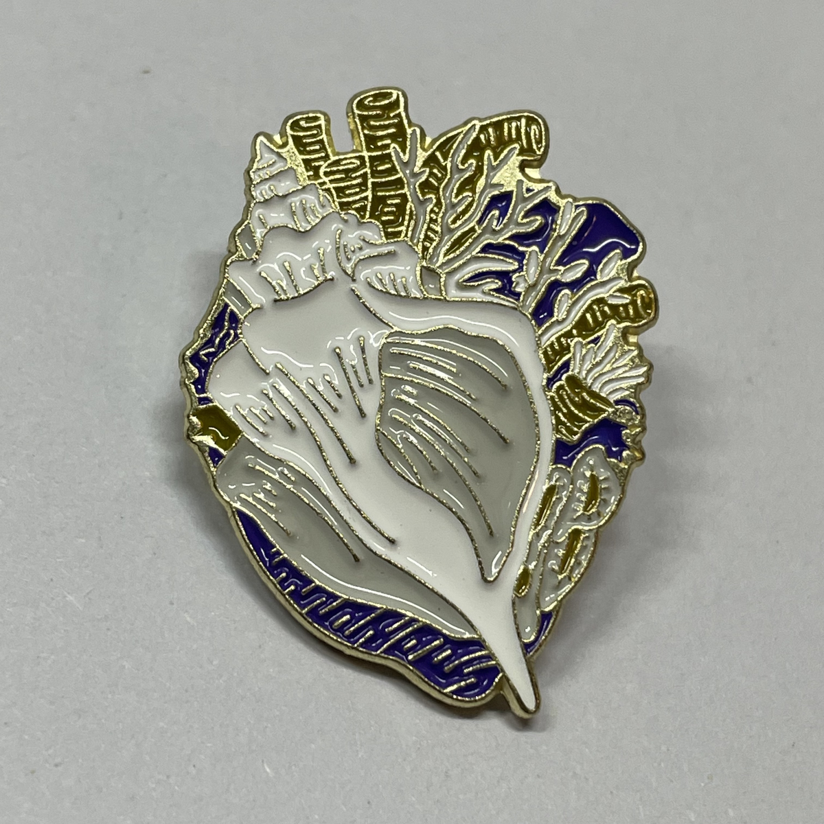 Pin Corazón Caracola de Mar Dorado de MedPins