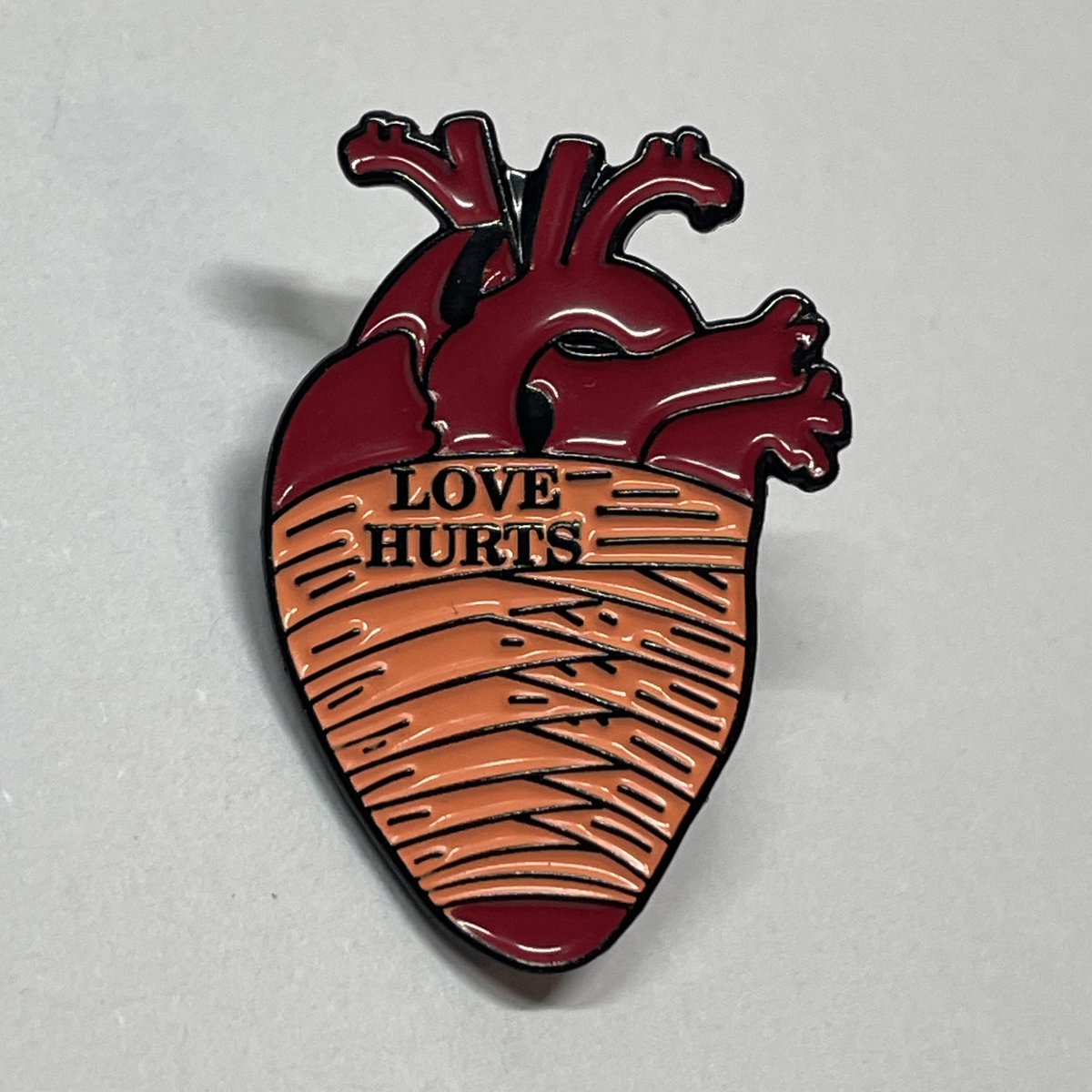Pin Corazón Love de MedPins