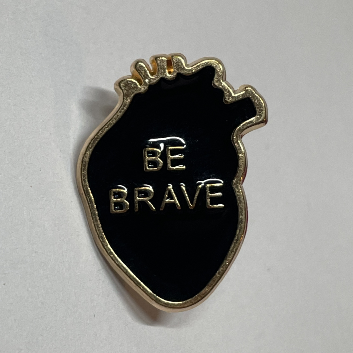 Pin Corazón Be Brave de MedPins