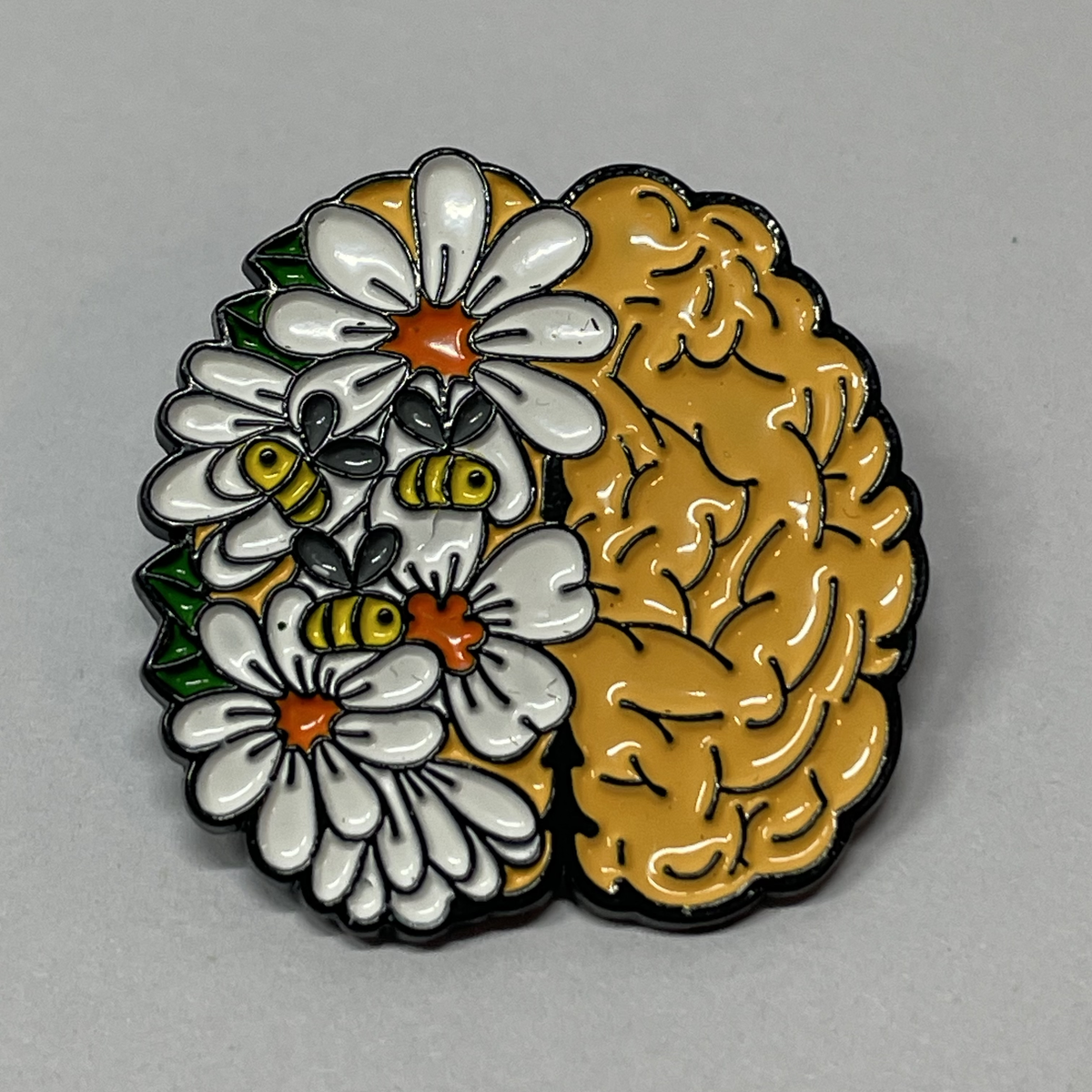 Pin Cerebro Abejas & Margaritas de MedPins