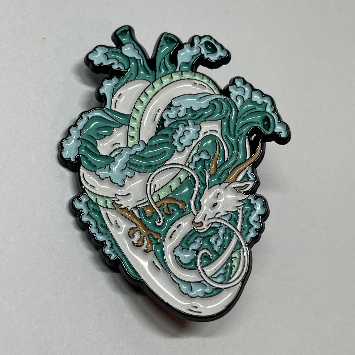 Pin Corazón dragón marino de MedPins