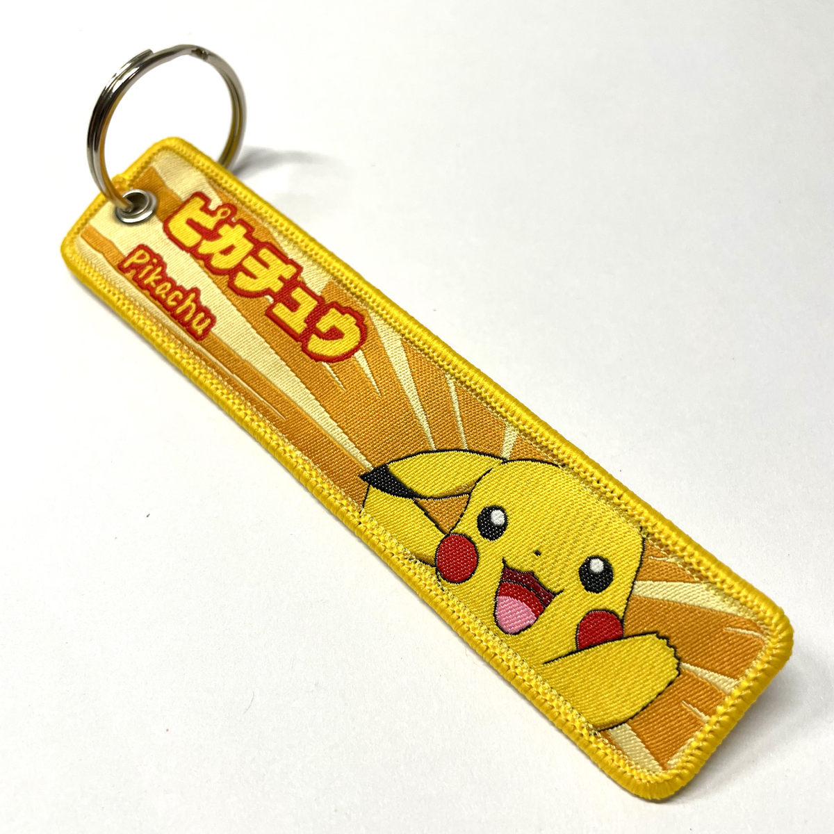 Llavero Pikachu de tela amarillo con diseño bordado y anilla metálica