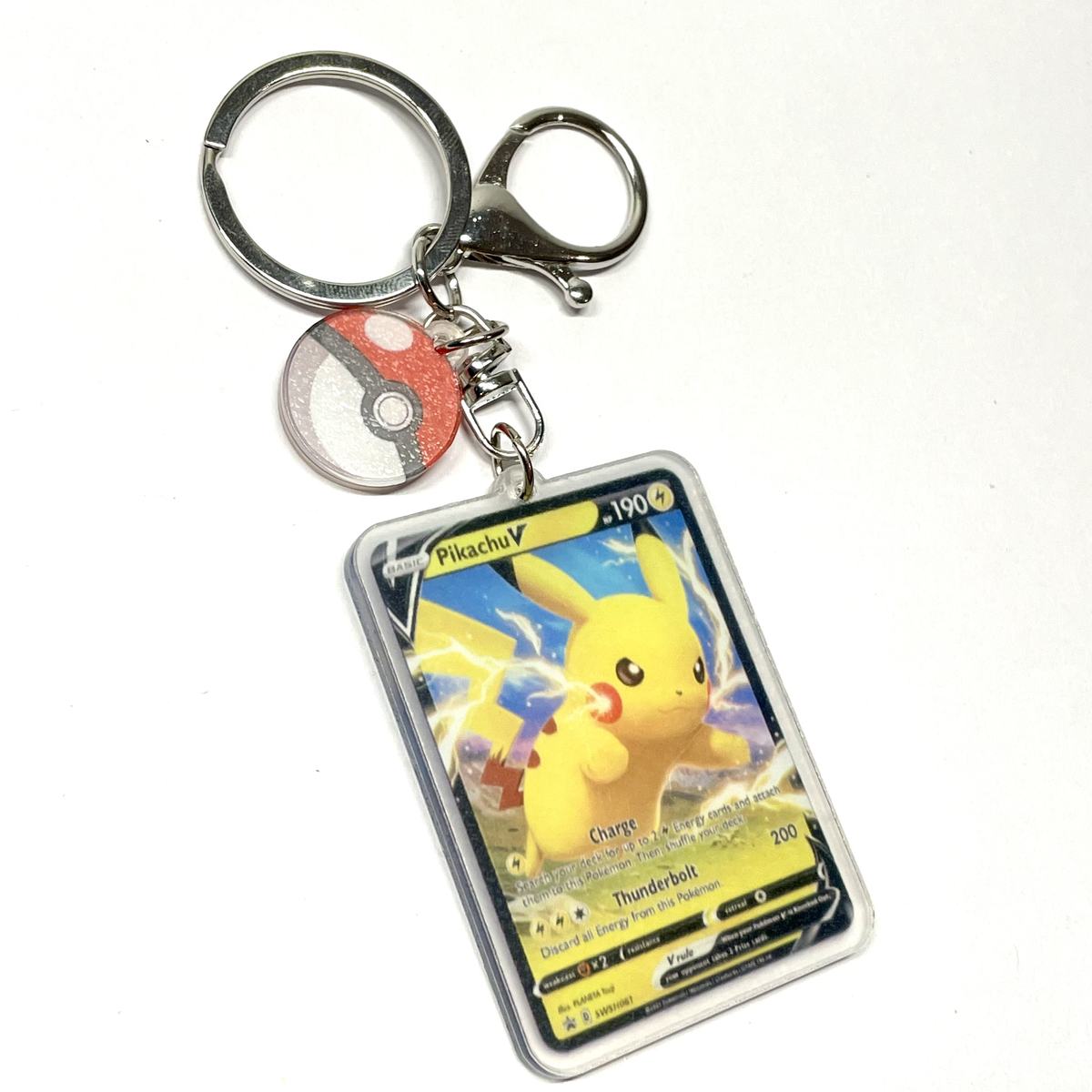 Llavero Carta Pikachu con diseño tipo carta y colgante Poké Ball
