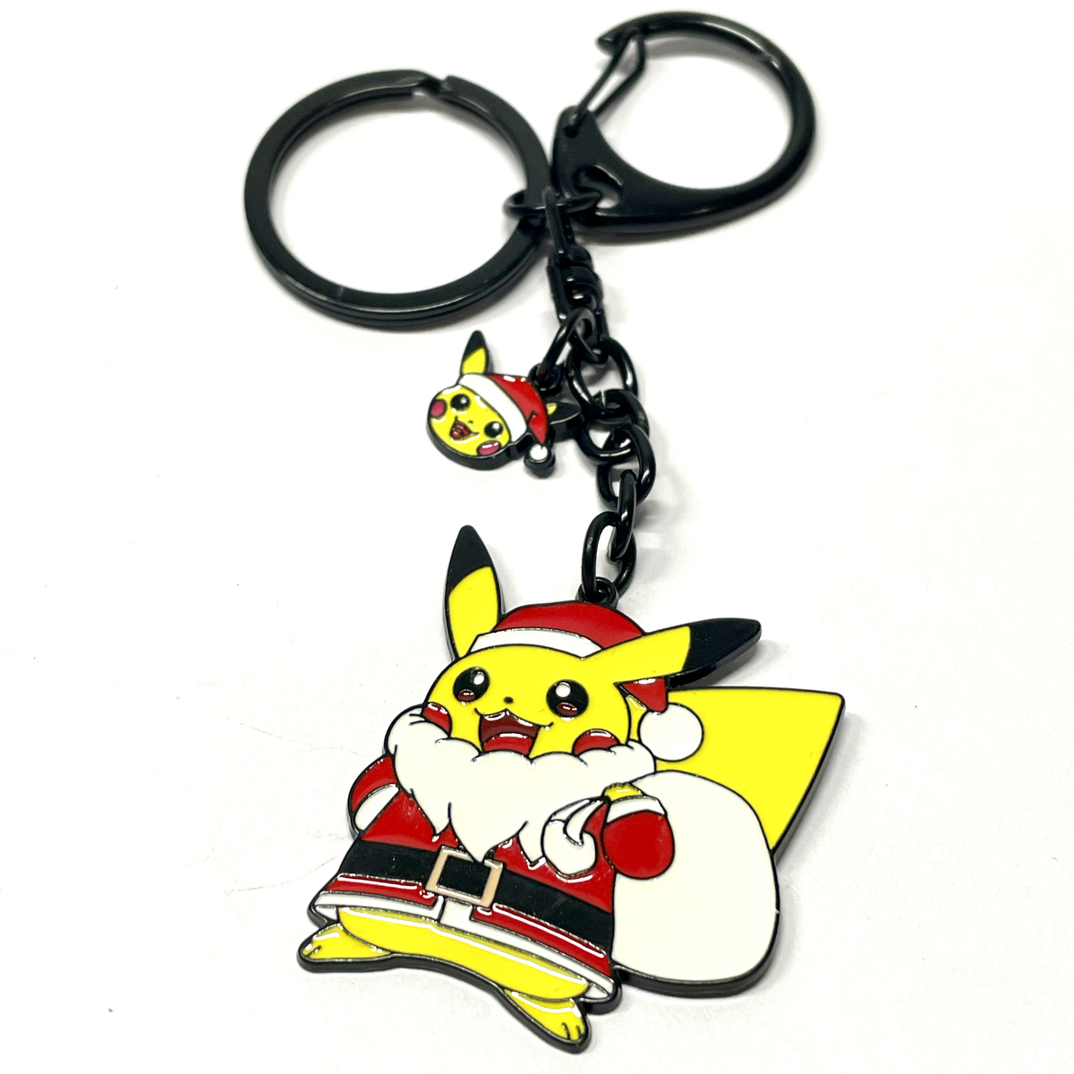 Llavero Pikachu Navidad con acabado metálico negro y detalle navideño