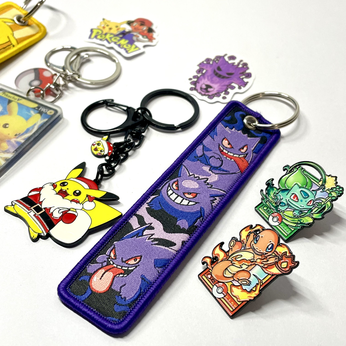 Fotografía real de llavero Gengar de tela y Pikachu Navidad con accesorios Pokémon