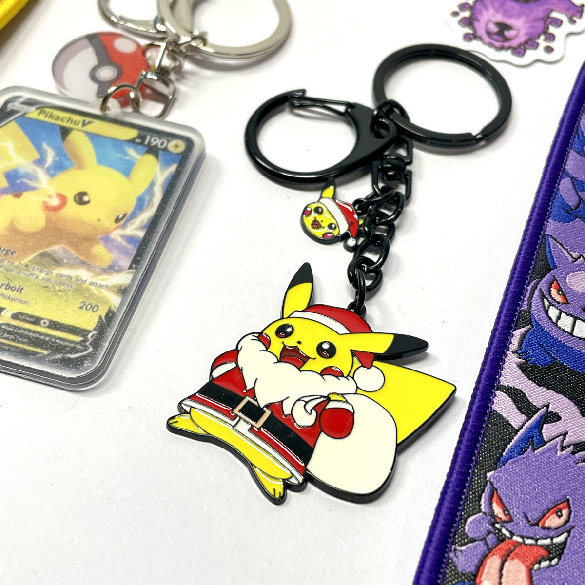 Primer plano de llavero Pikachu Navidad con acabado metálico y anilla negra