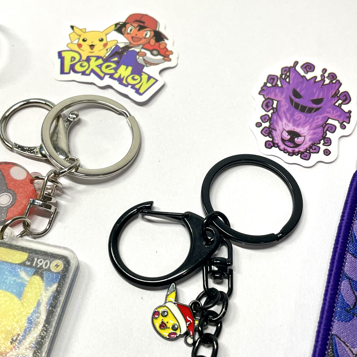 Detalle de anillas y enganches metálicos de los llaveros Pokémon