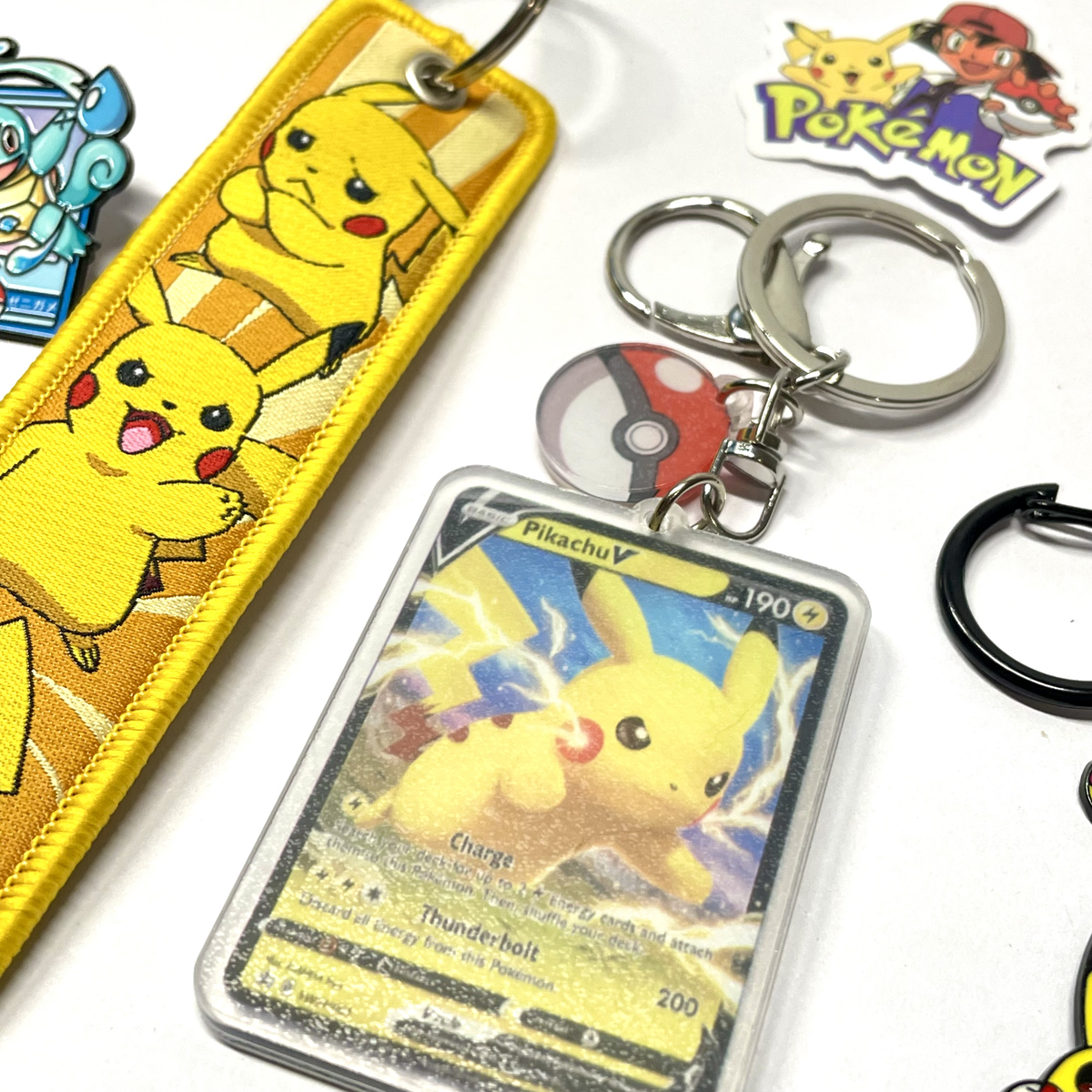 Detalle real de llavero Pikachu de tela y llavero Carta Pikachu
