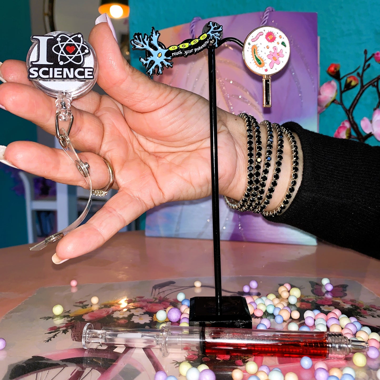 Pack Ciencia I Love Science Edición Limitada 1:1 | Portacredenciales, Pins y Bolígrafo Jeringa – MedPins