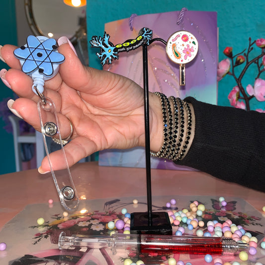 Wissenschaft Set Limitierte Edition 1:1 | Ausweishalter Atom, Pins & Stift – MedPins