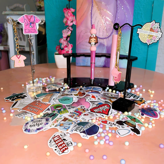 Pflege Deluxe Set Limitierte Edition 1:1 | Ausweishalter, Zubehör, Armband, Schere & Sticker – MedPins