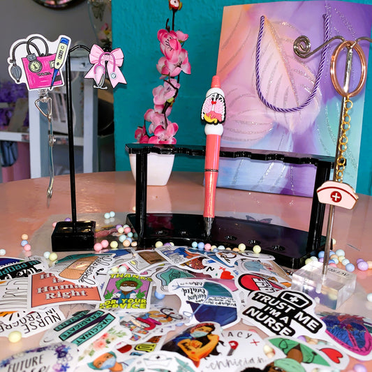 Pack Enfermería Care Essentials™ Edición Limitada | Portacredenciales, Pins, Bolígrafo y Stickers MedPins